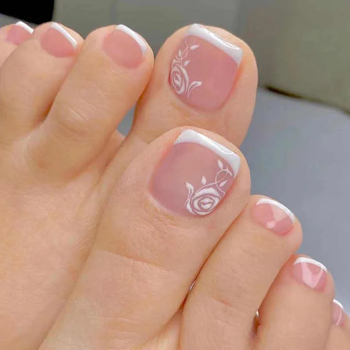 تصميم أظافر فرنسي إبداعي بطبعة وردة فاخرة - Creative French Toe Nail Design Rose Print Luxury