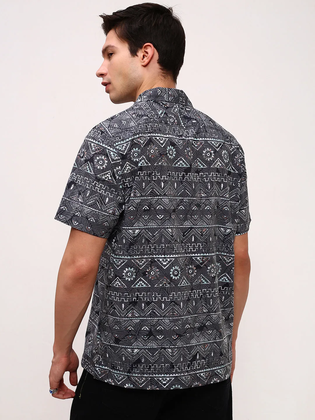 Men Grey Chevron Prints Cuban Collar Shirt